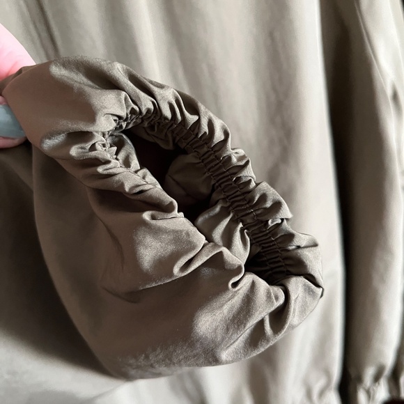 Light and silky Zara (M) drawstring khaki jacket, windbreaker, with pockets. - Picture 9 of 16